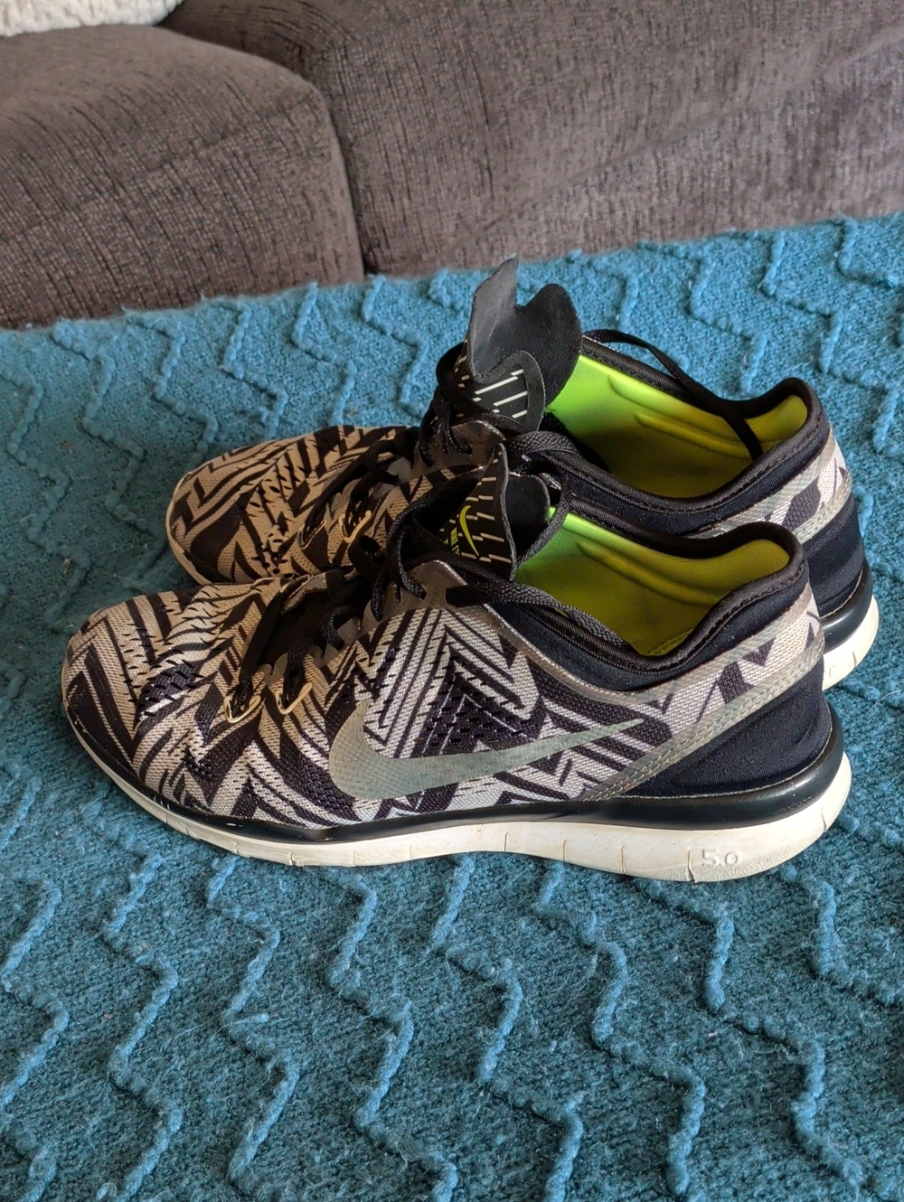 Nike Men’s Black & White Tribal Pattern Running Shoes with Lime Lining